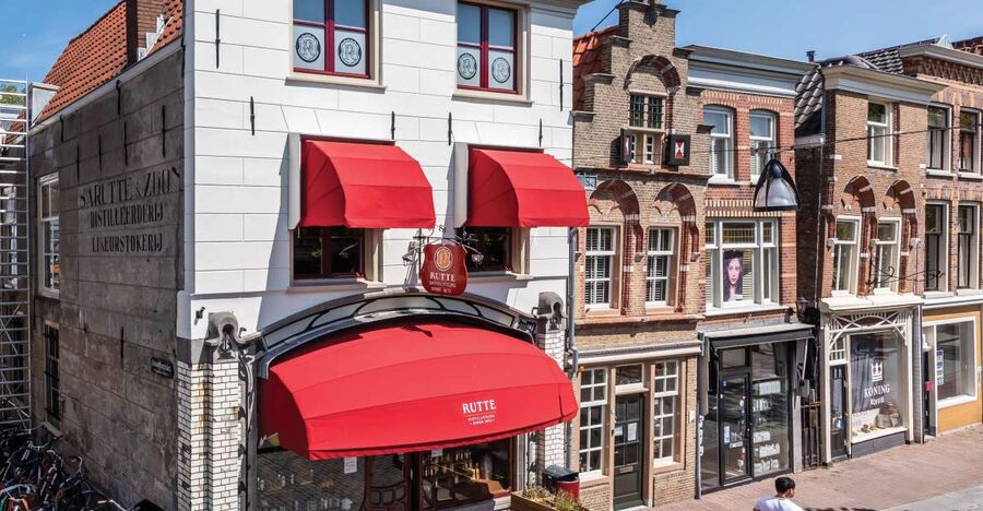 Dordrecht: Distillery Tour with Dutch Gin & Genever Tasting - Seeing the pot still and barrels