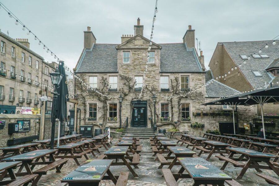 Edinburgh: Guided Whisky Tasting & Walking Tour - Walking through Edinburgh’s Old and New Towns