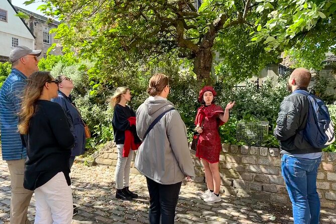 Edinburgh: Historical Gems Tour with Whisky & Local Flavours - Guide style and the role of humor
