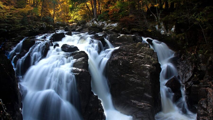 Edinburgh: Loch Ness, Scenic Walk, Glencoe & Whisky Day Tour - Fish and chips make a practical evening stop
