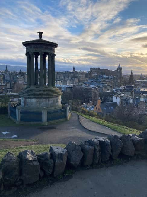 Edinburgh: Old Town guided walk with a free whisky included - Starting beside Edinburgh Castle