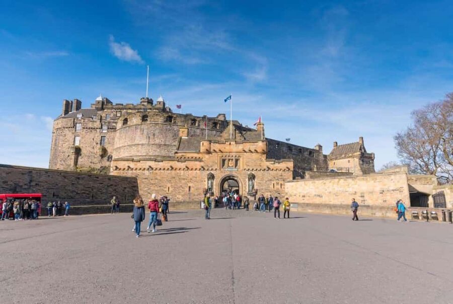 Edinburgh: Old Town guided walk with a free whisky included - Edinburgh Castle views in a short opening stop