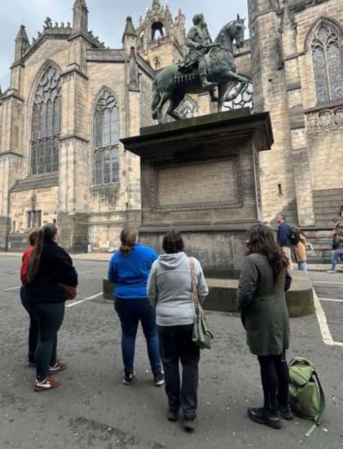 Edinburgh: Old Town guided walk with a free whisky included - City Chambers and the working city