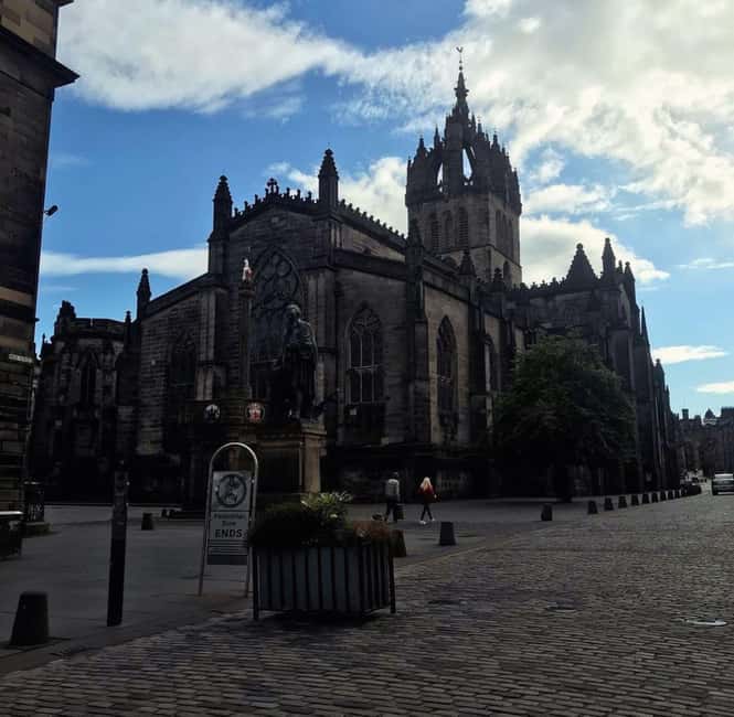 Edinburgh: Old Town guided walk with a free whisky included - What the $20 price gets you
