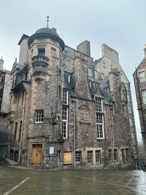 Edinburgh: Old Town guided walk with a free whisky included - Who should choose this Old Town walk