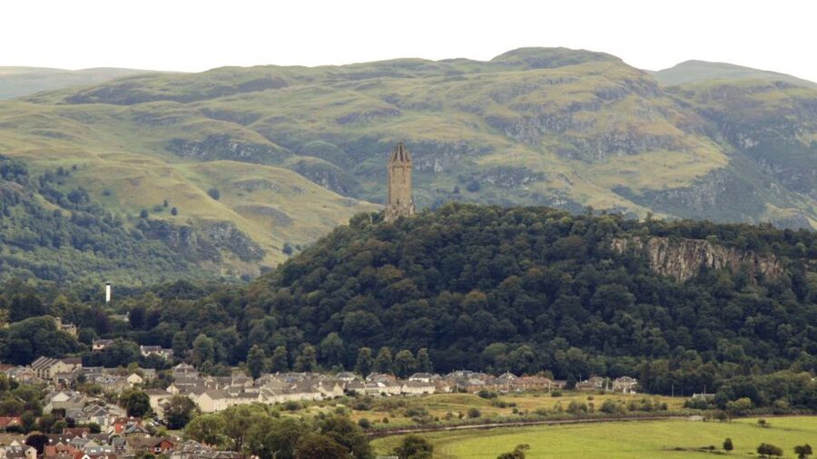 Edinburgh: Stirling, Whisky and St Andrews Tour in Spanish - The transport and pace of an 11-hour day