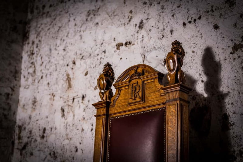 Edinburgh: The Lost Close Underground Scotch Whisky Tasting - Choosing the standard, intermediate, or high-end flight