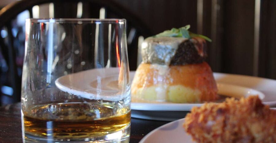 Edinburgh: Tolbooth Tavern Haggis Taster & Whisky Sampling - Finding the Tolbooth Tavern on Canongate
