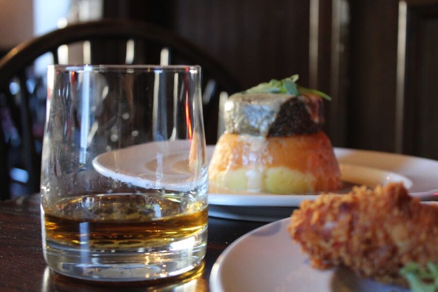 Edinburgh: Tolbooth Tavern Haggis Taster & Whisky Sampling - Handling the Haggis Question