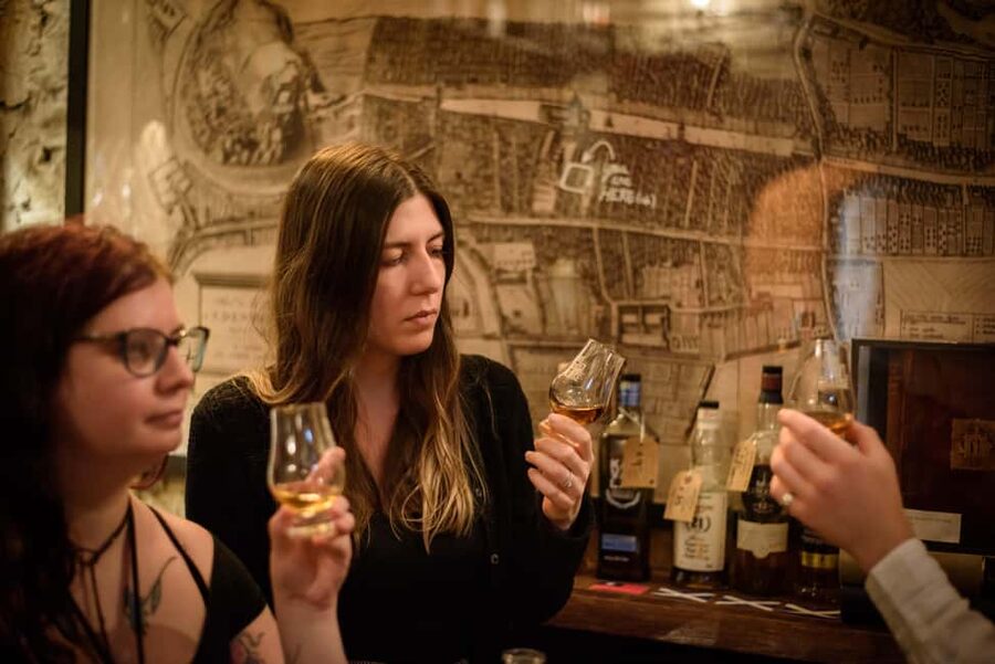 Edinburgh: Underground Vaults Tour with Whisky or Gin - Key points before you book