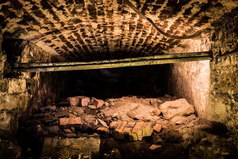 Edinburgh: Underground Vaults Tour with Whisky or Gin - Group size, guide, and atmosphere