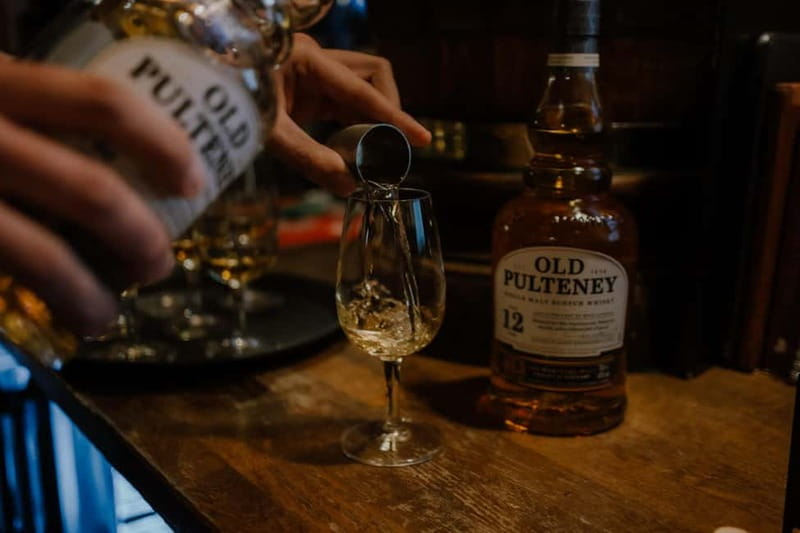 Edinburgh: Whisky Tasting and Storytelling in a Historic Pub - Arriving at The Waverley Bar