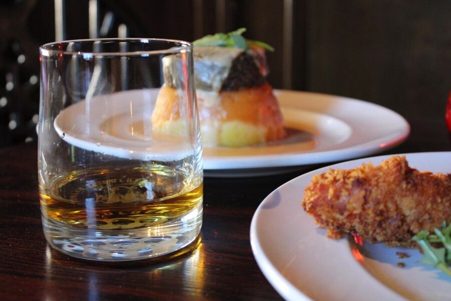 Edinburgh: Whisky Tasting in one of the oldest pubs - Understanding the three whisky styles