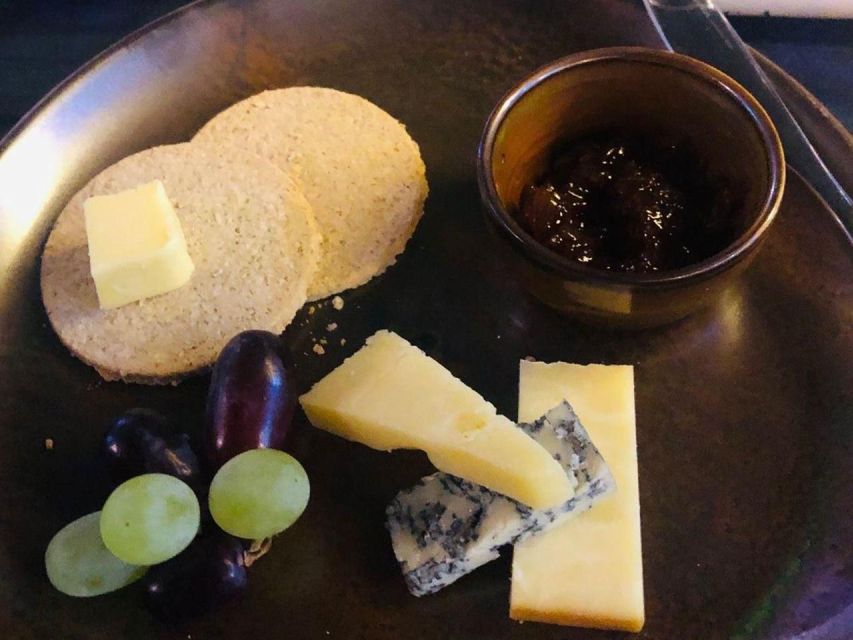 Glasgow: Whisky tasting and Scottish Cheeseboard - Isle of Mull cheeses, oatcakes, and chutney