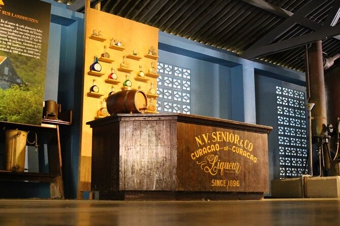 Guided Tour at the Curaçao Liqueur Distillery - The tasting: three flavors, not just blue Curaçao