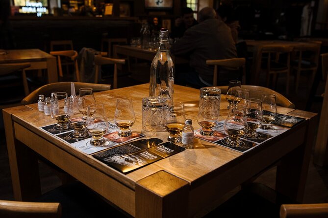 Guided Tour in Aberfeldy Distillery with Connoisseur Experience - Six whiskies in the whisky lounge