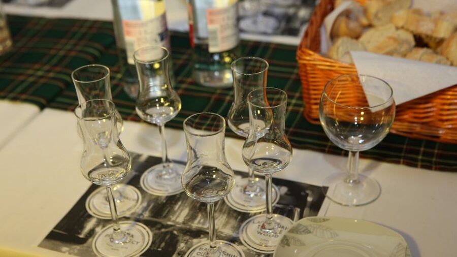 Idstein: Scottish Whiskey Tasting Experience with Appetizers - What the whiskey ambassador explains