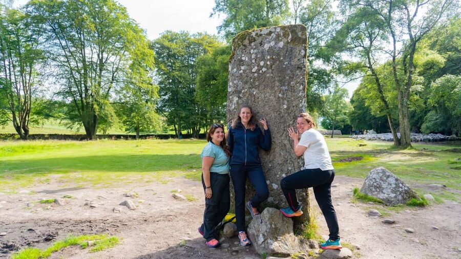 Inverness: Loch Ness, Outlander & Whisky Distillery - Loch Ness and the ruins of Urquhart Castle