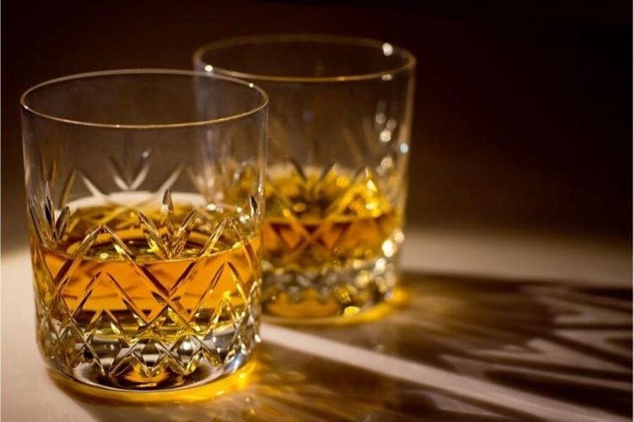 Inverness: Outlander Tour with Whisky Tasting - Guide Style and the Small-Group Advantage