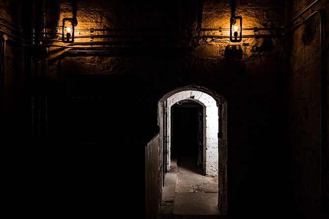 Luxury Whisky Tasting in Edinburgh's Underground Vaults | 90min - Five drams, five parts of Scotland