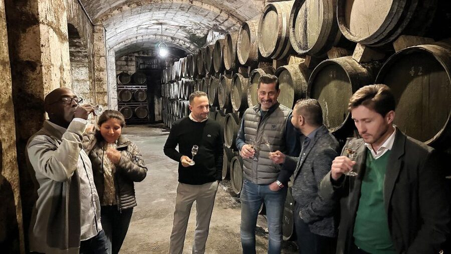 Palma: Distillery Tour with 6 Spirits and Tapas Tasting - Six tastings, with the oldest pours straight from the barrel