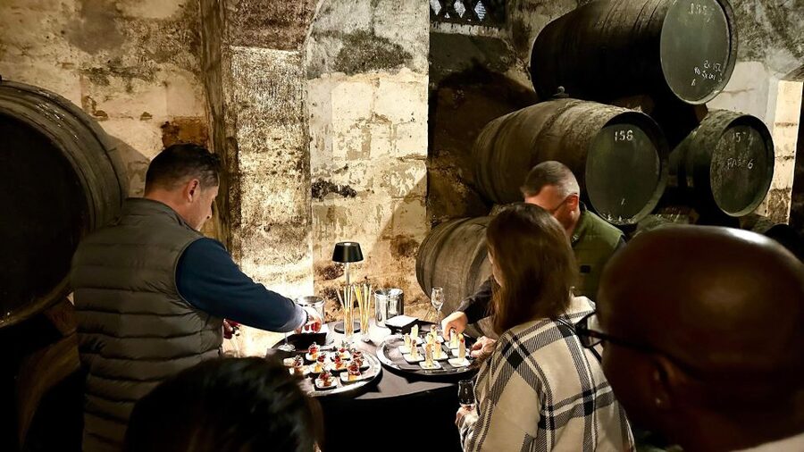 Palma: Distillery Tour with 6 Spirits and Tapas Tasting - The atmosphere and pace of the visit