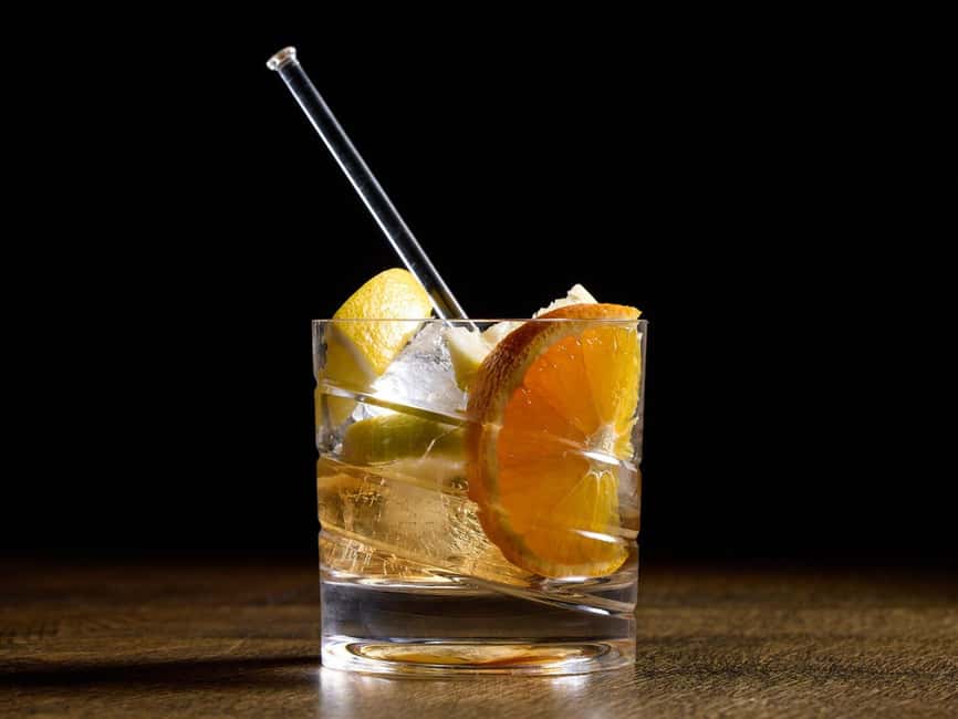 Tokyo: Tasting Japanese Whiskies Experience - A bar atmosphere with an uncertain amount of guidance