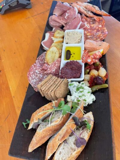 Waiheke: Scenic Taste and Graze Tour with Wine, Whisky, Beer